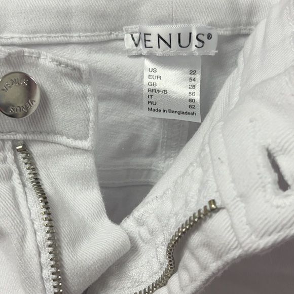 In brand new condition Woman’s Venus jean shorts - Picture 6 of 11